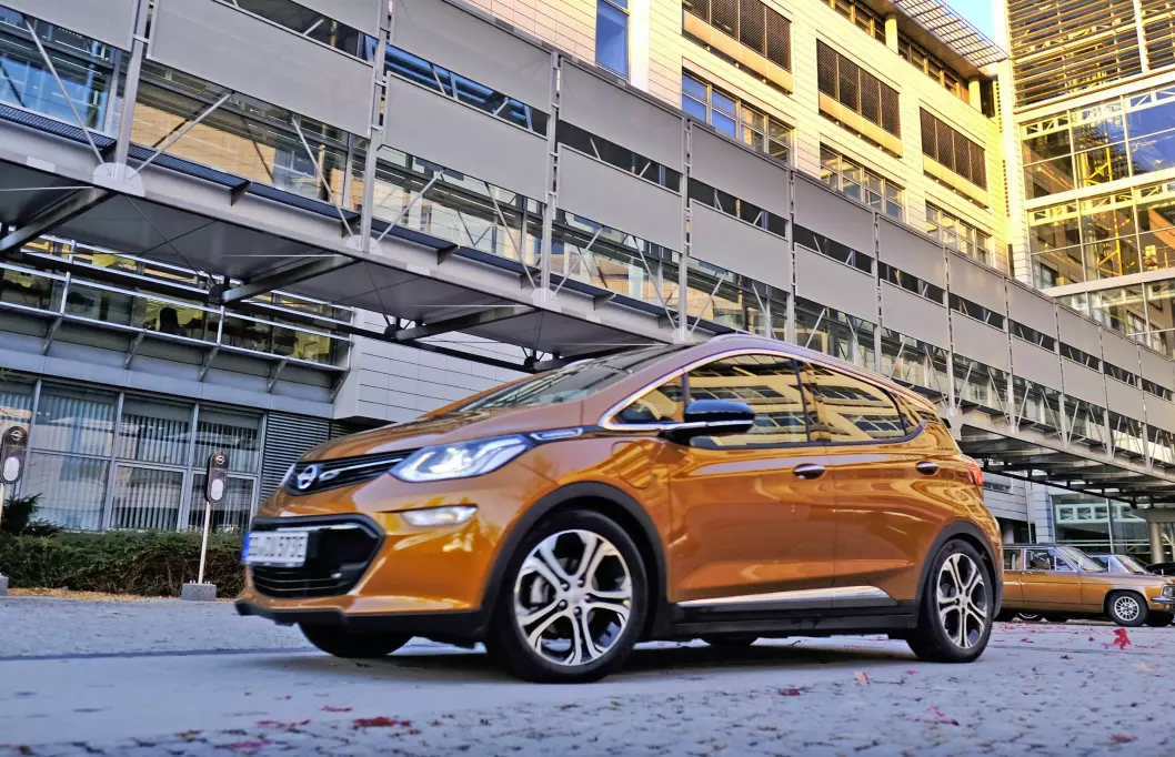 SLUTT: Opel Ampera-e var den første billige elbilen med lang rekkevidde. 1.000 nordmenn har fått bilen sin, men nå tar ikke Opel flere bestillinger. Foto: Rune Korsvoll