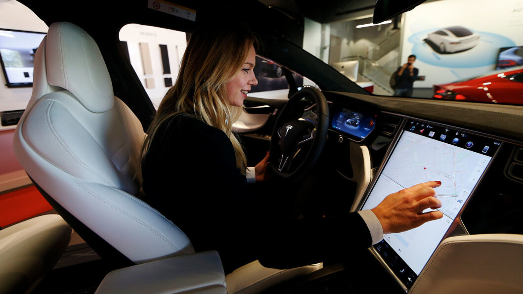 SJELDEN KOST: Bare 6 prosent av Tesla-kjøperne er kvinner. Her er en spansk kvinne som utforsker displayet på en ny Tesla under åpningen av den første Tesla-butikken i Spania, i L'Hospitalet de Llobregat nord for Barcelona, i september. Foto: EPA/Alejandro Garcia SJELDEN KOST: Bare 6 prosent av Tesla-kjøperne er kvinner. Her er en spansk kvinne som utforsker displayet på en ny Tesla under åpningen av den første Tesla-butikken i Spania, i L'Hospitalet de Llobregat nord for Barcelona, i september. Foto: EPA/Alejandro Garcia