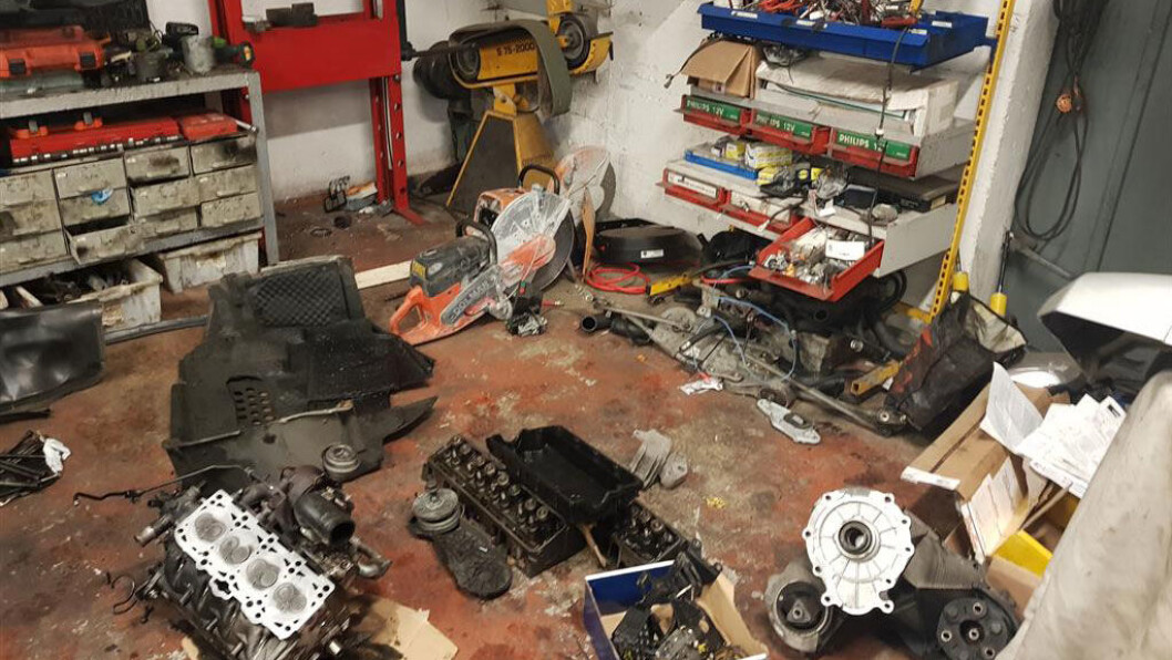ROT: Inne på verkstedet kom vegvesenet over masse rot flytende mellom motorer, motortopper og girkasser. Foto: Statens Vegvesen ROT: Inne på verkstedet kom vegvesenet over masse rot flytende mellom motorer, motortopper og girkasser. Foto: Statens Vegvesen