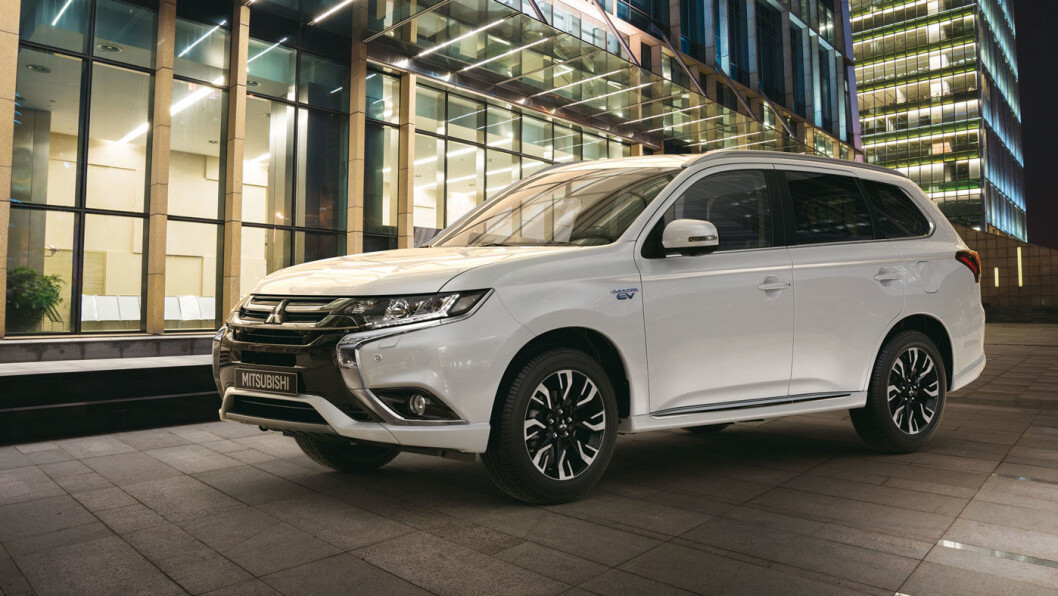 POPULÆR: Mitsubishi Outlander er en av Norges mest populære SUV'er, men stadig flere kunder får nå erfare at det er svindyrt å skifte frontrute på bilen. POPULÆR: Mitsubishi Outlander er en av Norges mest populære SUV'er, men stadig flere kunder får nå erfare at det er svindyrt å skifte frontrute på bilen.