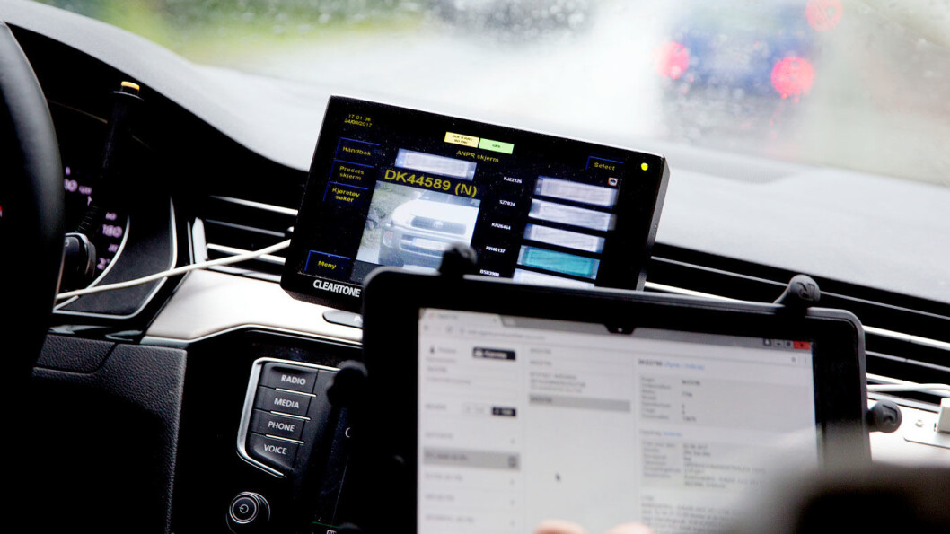 TAR DEG PÅ SKILTET: ANPR betyr automatisk skiltgjenkjenning. Kameraer i politibilene skanner alle skilt på møtende biler, og viser manglende årsavgift eller EU-kontroll, stjålne kjøretøy eller bileiere med rushistorikk. Foto: Paal Audestad TAR DEG PÅ SKILTET: ANPR betyr automatisk skiltgjenkjenning. Kameraer i politibilene skanner alle skilt på møtende biler, og viser manglende årsavgift eller EU-kontroll, stjålne kjøretøy eller bileiere med rushistorikk. Foto: Paal Audestad