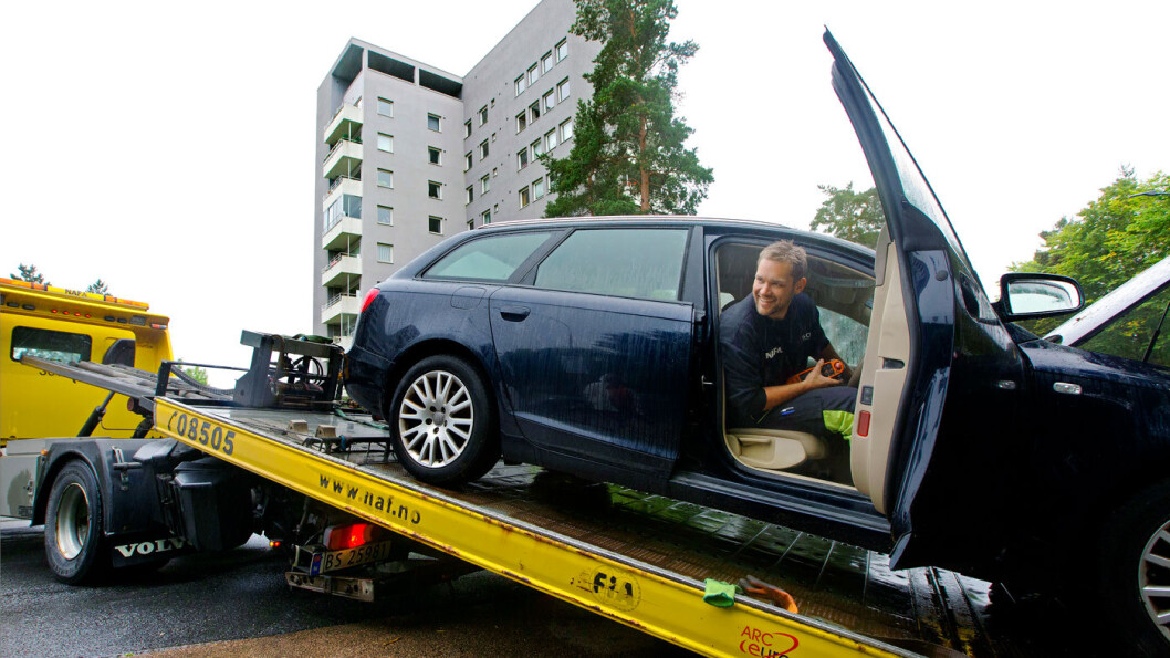 PÅ SKRÅPLANET: Det holdt ikke med startkabler denne gangen. Tom Irving heiser bilen, som heldigvis hadde et NAF-medlem som passasjer, opp på planet og kjører den på verksted. Foto: Nina Ruud PÅ SKRÅPLANET: Det holdt ikke med startkabler denne gangen. Tom Irving heiser bilen, som heldigvis hadde et NAF-medlem som passasjer, opp på planet og kjører den på verksted. Foto: Nina Ruud