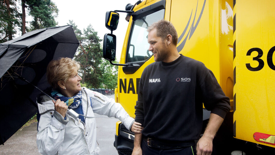 STRÅLENDE FORNØYD: Elisabeth Kaare er fornøyd med at NAF tauer bilen til verksted, selv om hun må betale transporttillegg på 400 kroner, fordi hun velger et annet verksted enn det som ligger nærmest. Foto: Nina Ruud STRÅLENDE FORNØYD: Elisabeth Kaare er fornøyd med at NAF tauer bilen til verksted, selv om hun må betale transporttillegg på 400 kroner, fordi hun velger et annet verksted enn det som ligger nærmest. Foto: Nina Ruud