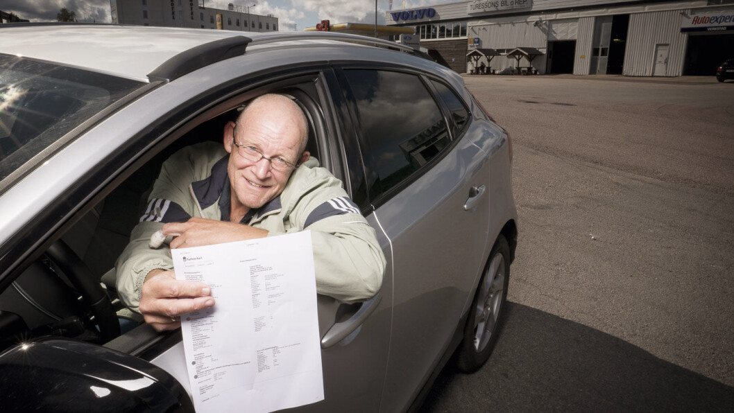 SPARER PENGER: Kjell Olav Lundberg er på service med sin nye Volvo. Prisen ble ca. 2800 svenske kroner, men med fratrekk for moms ender totalbeløpet på 2.256 svenske kroner. Foto: Jon Terje H. Hansen SPARER PENGER: Kjell Olav Lundberg er på service med sin nye Volvo. Prisen ble ca. 2800 svenske kroner, men med fratrekk for moms ender totalbeløpet på 2.256 svenske kroner. Foto: Jon Terje H. Hansen