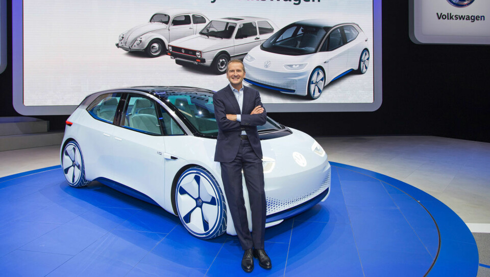 VW MED NYE ELBILER: Dr.Herberg Diess, styreformann i VW, avduker tre nye elektriske småbiler.