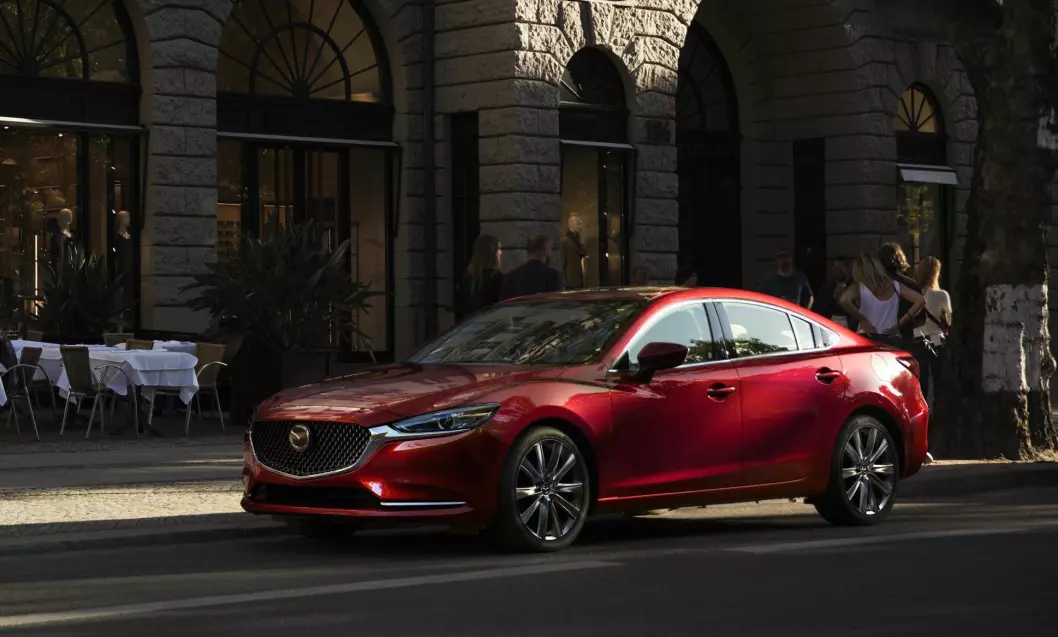 FORSIKTIG: Den utvendige designen er forsiktig forandret. De største endringene i nye Mazda6 finner du i interiøret og under panseret. Foto: Mazda