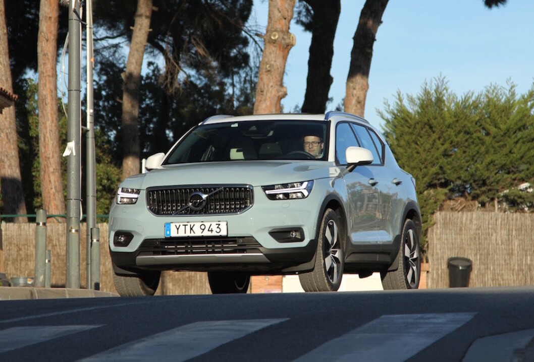 NY OG SPENNENDE: XC40 er starten på en ny tid for Volvo. Den blir den første elektriske bilen fra Volvo, kan deles med venner og familie og i stedet for å kjøpe kan du tegne et 24 måneders abonnement. Til høsten kommer den som ladbar hybrid. Foto: Rune Korsvoll NY OG SPENNENDE: XC40 er starten på en ny tid for Volvo. Den blir den første elektriske bilen fra Volvo, kan deles med venner og familie og i stedet for å kjøpe kan du tegne et 24 måneders abonnement. Til høsten kommer den som ladbar hybrid. Foto: Rune Korsvoll