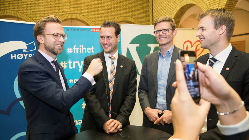 PARKERTE TESLA'EN: Elbileier og finanskomitéleder Nikolai Astrup (t.v.) smiler over budsjettforlik med Helge André Njåstad (Frp), Terje Breivik (Venstre) og Kjell Ingolf Ropstad (KrF). Foto: Håkon Mosvold Larsen / NTB scanpix PARKERTE TESLA'EN: Elbileier og finanskomitéleder Nikolai Astrup (t.v.) smiler over budsjettforlik med Helge André Njåstad (Frp), Terje Breivik (Venstre) og Kjell Ingolf Ropstad (KrF). Foto: Håkon Mosvold Larsen / NTB scanpix