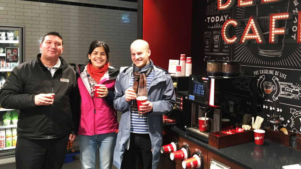 KAFFETESTERNE: Kenan (f.v.), drosjesjåfør i Bergen Taxi, Johanne Mandujano, barista hos Det lille kaffekompaniet og Christian Nesset, barista hos Kaffemisjonen har testet kaffen på tre bensinstasjoner i Bergen. Foto: Pia Strømstad KAFFETESTERNE: Kenan (f.v.), drosjesjåfør i Bergen Taxi, Johanne Mandujano, barista hos Det lille kaffekompaniet og Christian Nesset, barista hos Kaffemisjonen har testet kaffen på tre bensinstasjoner i Bergen. Foto: Pia Strømstad