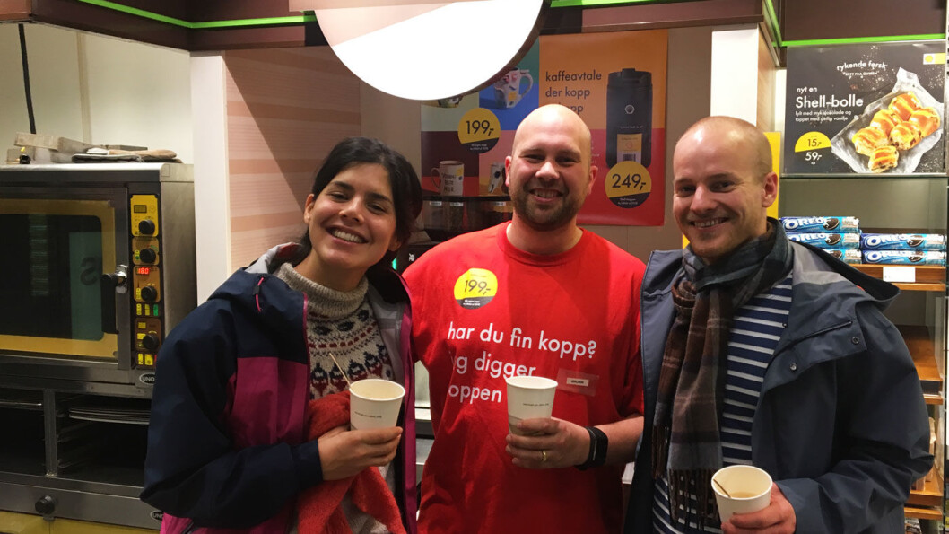 NØDT TIL Å LEVERE: - Kaffe er veldig viktig for oss, sier Ørjan (i midten) hos Shell på Nesttun i Bergen. Johanne Mandujano og Christian Nesset tester svart kaffe og cappuccino. Foto: Pia Strømstad NØDT TIL Å LEVERE: - Kaffe er veldig viktig for oss, sier Ørjan (i midten) hos Shell på Nesttun i Bergen. Johanne Mandujano og Christian Nesset tester svart kaffe og cappuccino. Foto: Pia Strømstad