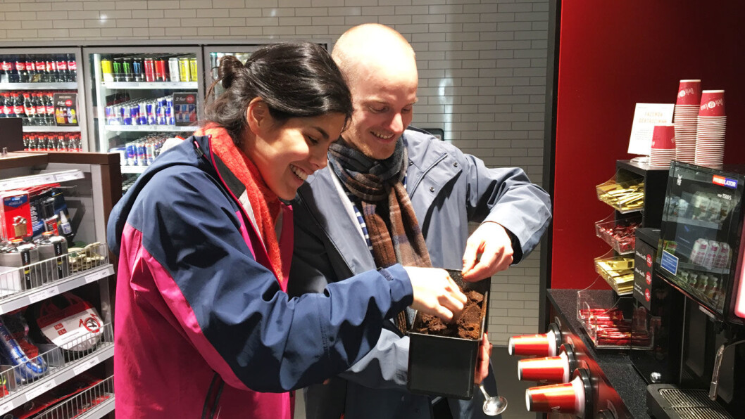 KAFFEGRUFF: Gruten viser at kaffen er for grovt malt, mener Johanne Mandujano og Christian Nesset. KAFFEGRUFF: Gruten viser at kaffen er for grovt malt, mener Johanne Mandujano og Christian Nesset.