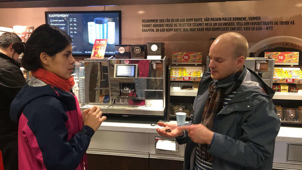 IKKE MYE KJÆRLIGHET: Circle K skriver at kaffen er blandet med kjærlighet. Det bryr ikke jeg meg om, fleiper Christian Nesset. – Jeg er mer opptatt av nøyaktighet, og her er bønnene altfor mye brent. IKKE MYE KJÆRLIGHET: Circle K skriver at kaffen er blandet med kjærlighet. Det bryr ikke jeg meg om, fleiper Christian Nesset. – Jeg er mer opptatt av nøyaktighet, og her er bønnene altfor mye brent.