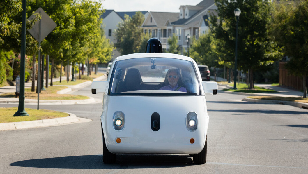 DEN FØRSTE TUREN: Blinde Steve Mahan var passasjer på den første ferden med Waymo, Googles selvkjørende bil. DEN FØRSTE TUREN: Blinde Steve Mahan var passasjer på den første ferden med Waymo, Googles selvkjørende bil.