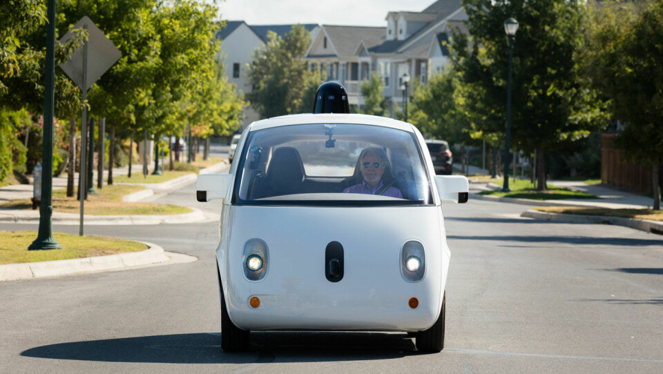 DEN FØRSTE TUREN: Blinde Steve Mahan var passasjer på den første ferden med Waymo, Googles selvkjørende bil.