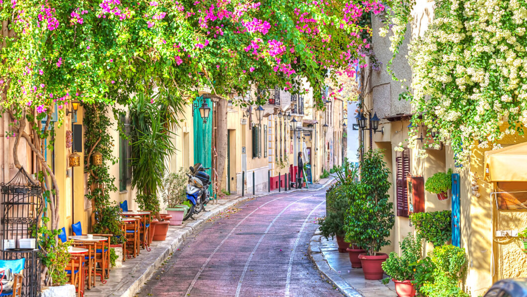 STORBYSJARM: Athen er en storby, men du finner mange sjarmerende smågater hvor hverdagslivet blomstrer. STORBYSJARM: Athen er en storby, men du finner mange sjarmerende smågater hvor hverdagslivet blomstrer.