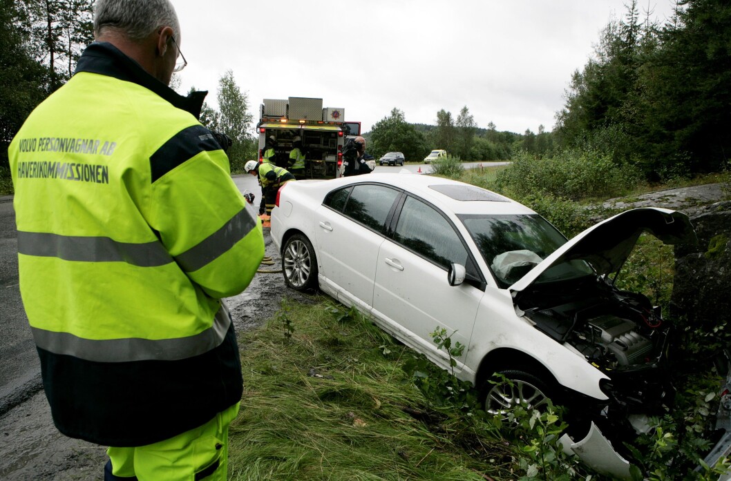 FÆRRE KVINNER TRAFIKKDREPT: Menn kjører fortere og er oftere ruspåvirket enn kvinner. Det er to av årsakene til at 111 menn og «bare» 24 kvinner døde i trafikken i fjor. Foto: Volvo ulykkeskommisjon FÆRRE KVINNER TRAFIKKDREPT: Menn kjører fortere og er oftere ruspåvirket enn kvinner. Det er to av årsakene til at 111 menn og «bare» 24 kvinner døde i trafikken i fjor. Foto: Volvo ulykkeskommisjon