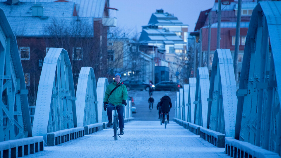 SYKKEL FOR BIL? Den svenske byen Umeå er en av byene som har satset kraftig på utbygging og vedlikehold av sykkelveier, med det resultat at folk sykler i stort antall – hele året. Foto: Jon Terje Hellgren Hansen