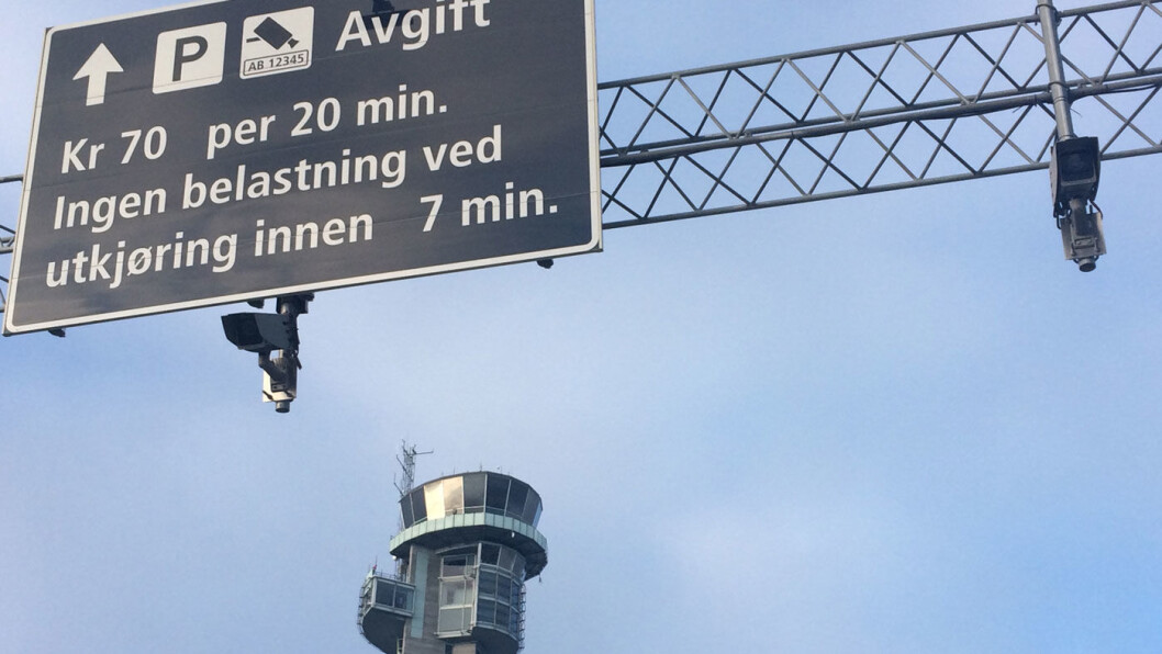 STOREBROR: Det er ikke bare folkene i tårnet her ved Oslo lufthavn Gardermoen som kan se deg. Det gjør også kameraene som henger under informasjonsskiltet når du ankommer. Foto: Geir Røed STOREBROR: Det er ikke bare folkene i tårnet her ved Oslo lufthavn Gardermoen som kan se deg. Det gjør også kameraene som henger under informasjonsskiltet når du ankommer. Foto: Geir Røed