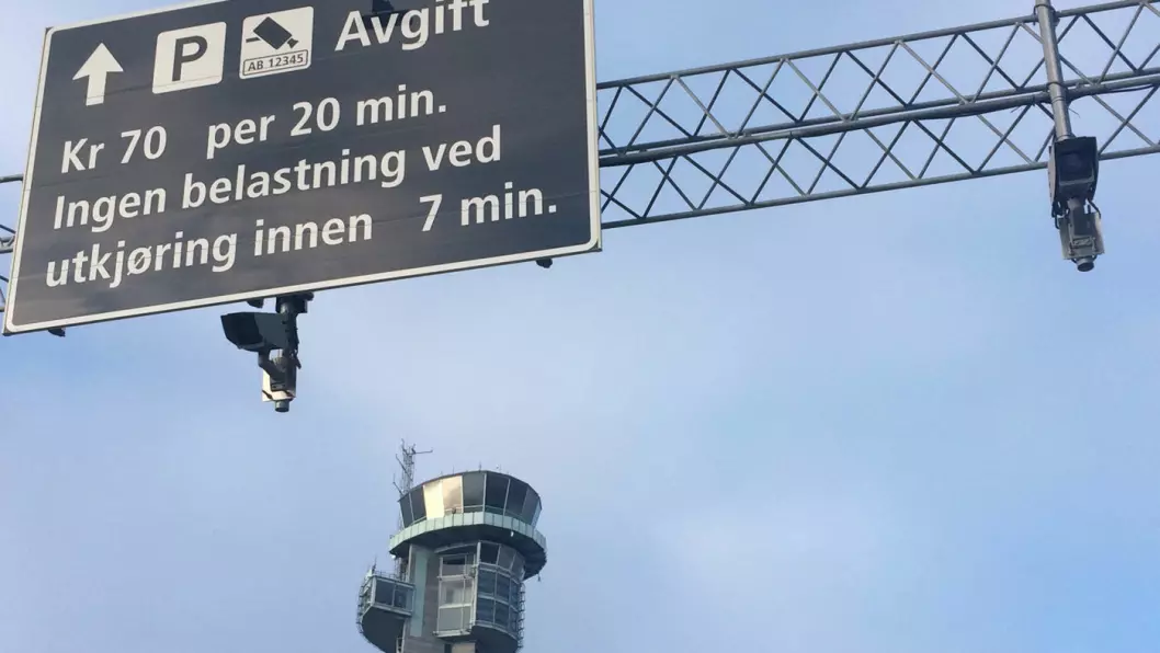 STOREBROR: Det er ikke bare folkene i tårnet her ved Oslo lufthavn Gardermoen som kan se deg. Det gjør også kameraene som henger under informasjonsskiltet når du ankommer. Foto: Geir Røed
