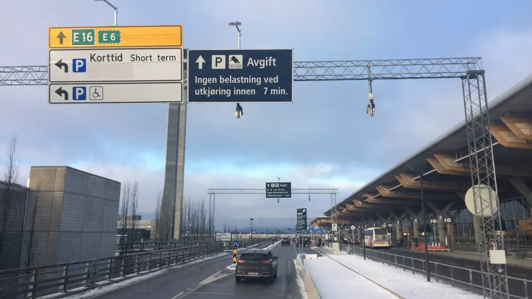 SLIK SER DET UT: På Oslo lufthavn Gardermoen er automatisk parkering delvis innført. Kameraene under veiskiltene tar bilde av registreringsskiltet på bilen din når du ankommer – og når du drar.
