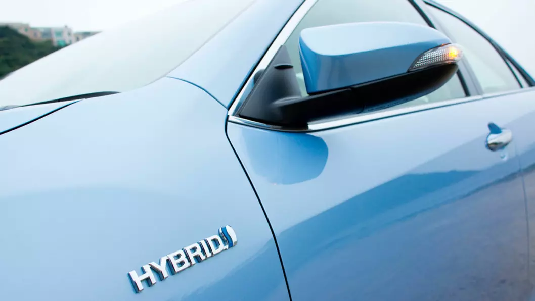 SALGSSUKSESS: Hybridbiler selger godt. Spørsmålet er om de har et liv i Norge med tanke på utslipp og avgifter. Foto: Shutterstock