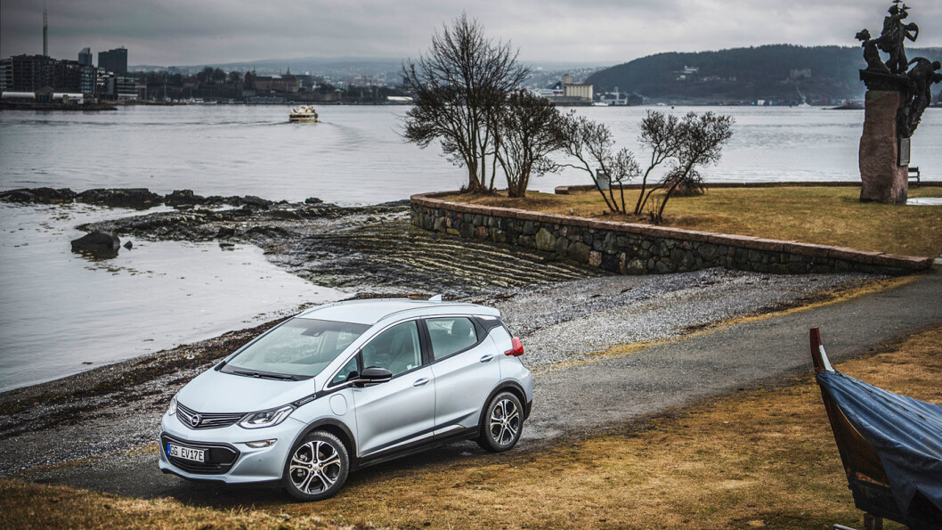 POPULÆR: Opel Ampera-e er kåret til årets bil av flere medier, selv om Opel inntil videre har sluttet å ta imot nye ordrer på bilen. Foto: Opel POPULÆR: Opel Ampera-e er kåret til årets bil av flere medier, selv om Opel inntil videre har sluttet å ta imot nye ordrer på bilen. Foto: Opel