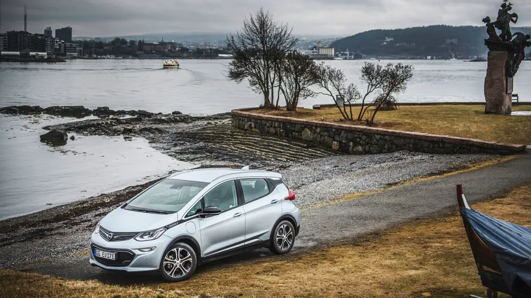 POPULÆR: Opel Ampera-e er kåret til årets bil av flere medier, selv om Opel inntil videre har sluttet å ta imot nye ordrer på bilen. Foto: Opel POPULÆR: Opel Ampera-e er kåret til årets bil av flere medier, selv om Opel inntil videre har sluttet å ta imot nye ordrer på bilen. Foto: Opel