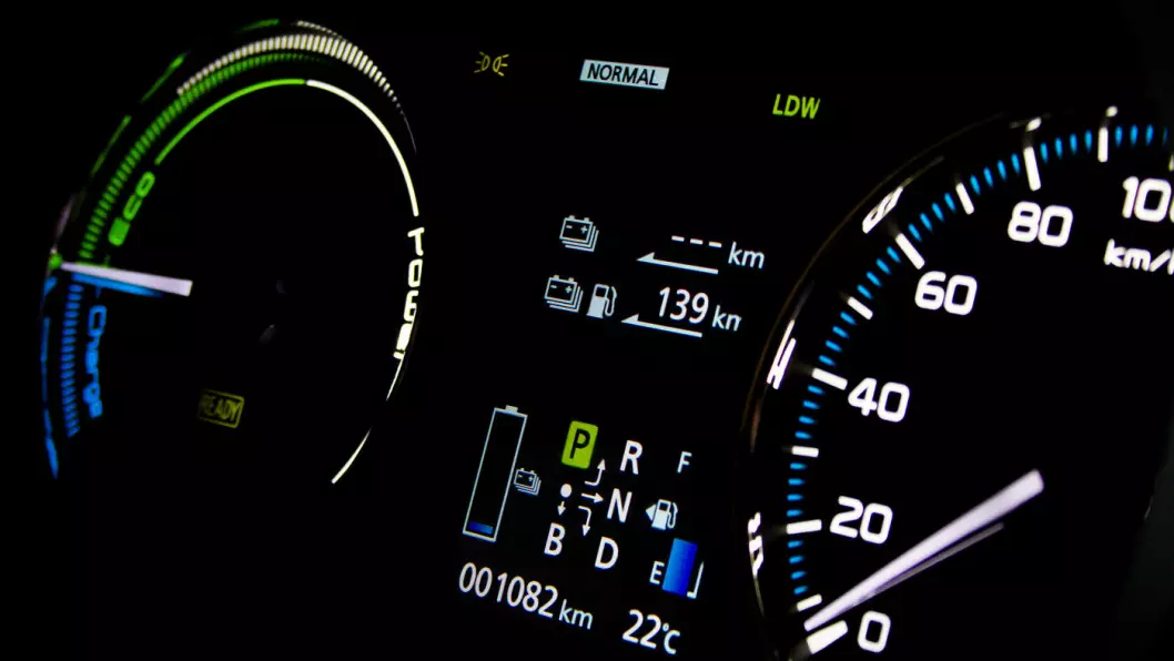 MÅLER: I dashbordet kan du måle både strøm- og drivstofforbruk. Foto: Shutterstock