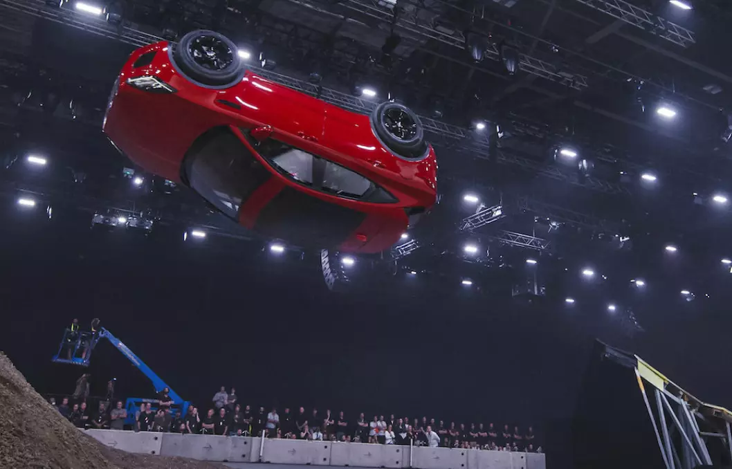 PÅ HODET: Da Jaguar lanserte sin nye, kompakte SUV E-Pace, skjedde det med en spektakulær 360 graders roll. Målet var trolig å demonstrere at bilen er robust. Foto: Jaguar