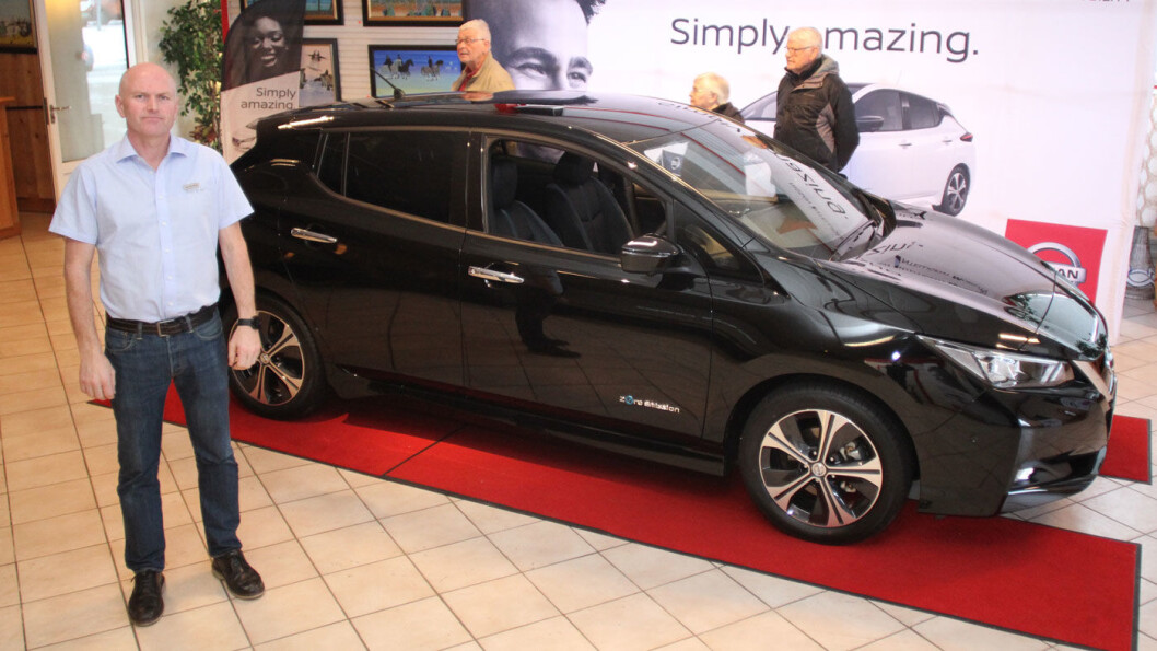 ALDRI OPPLEVD MAKEN: – Nye Nissan Leaf får lengre rekkevidde og en design som er mer lik en tradisjonell bil. Vi har aldri opplevd maken til interesse for en ny bil, sier John Olav Øverby hos Aasen Bil på Minnesund. Foto: Rune Korsvoll ALDRI OPPLEVD MAKEN: – Nye Nissan Leaf får lengre rekkevidde og en design som er mer lik en tradisjonell bil. Vi har aldri opplevd maken til interesse for en ny bil, sier John Olav Øverby hos Aasen Bil på Minnesund. Foto: Rune Korsvoll