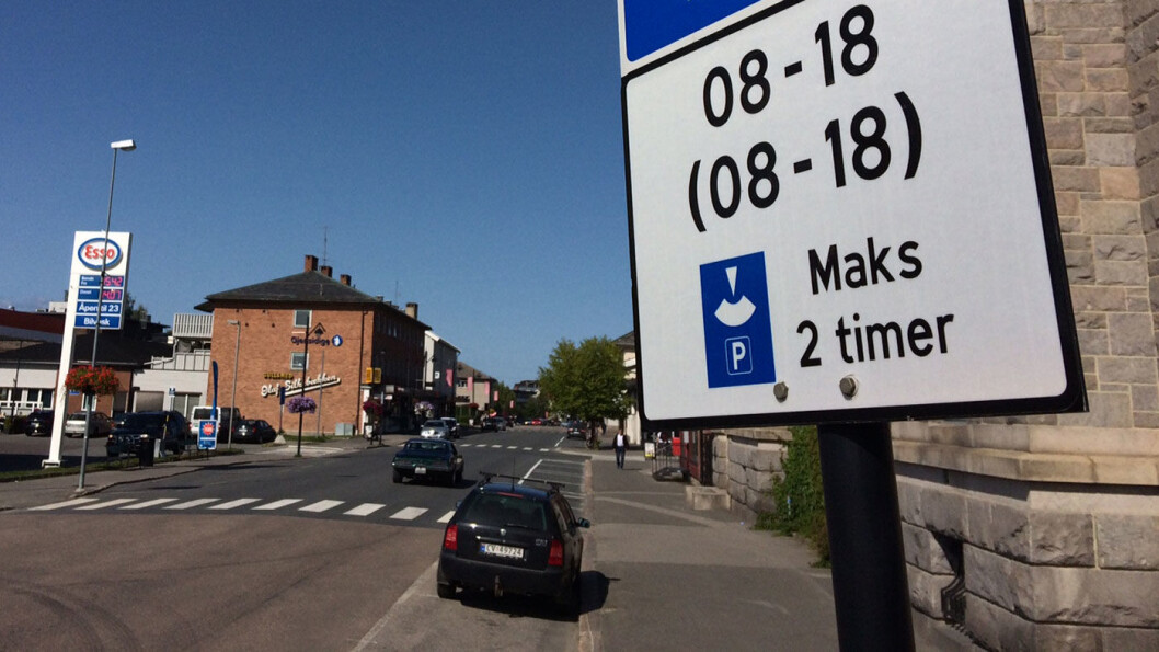 PASS PÅ: Dette er skiltet som forteller deg at du må ha urskive for å parkere der. Bildet er fra Elverum sentrum sist sommer. Foto: Geir Røed PASS PÅ: Dette er skiltet som forteller deg at du må ha urskive for å parkere der. Bildet er fra Elverum sentrum sist sommer. Foto: Geir Røed