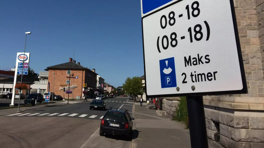 PASS PÅ: Dette er skiltet som forteller deg at du må ha urskive for å parkere der. Bildet er fra Elverum sentrum sist sommer. Foto: Geir Røed