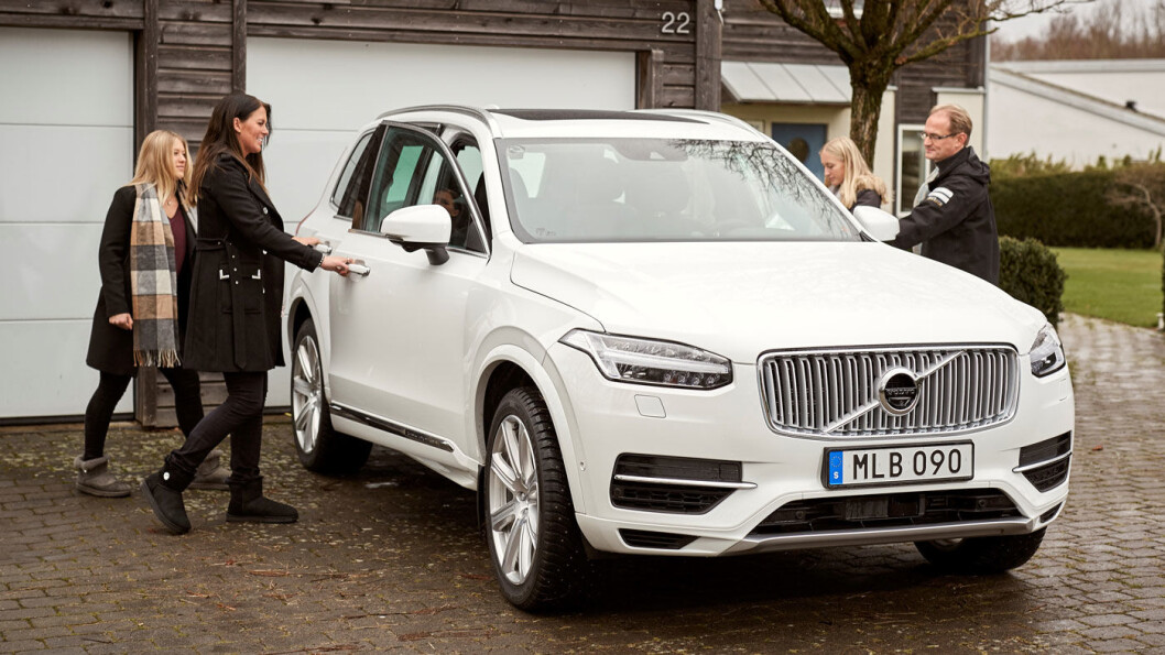 SELVKJØRENDE FAMILIE: Familien Hain var den første familien som fikk overlevert en selvkjørende Volvo som skal brukes i Gøteborg-trafikken. Foto: Volvo SELVKJØRENDE FAMILIE: Familien Hain var den første familien som fikk overlevert en selvkjørende Volvo som skal brukes i Gøteborg-trafikken. Foto: Volvo