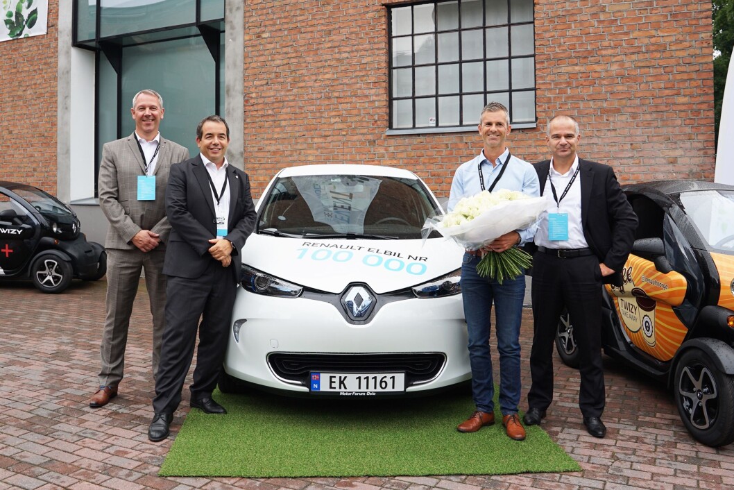 ZOE PÅ TOPP: Renault Zoe er betselgeren blant elektriske biler i Tyskland, men bil nr. 100.000 gikk til norske Åsmund Gillebo (nr. to fra høyre) i august i fjor. Han fikk bilen overlevert av representanter for Renault i Norge og Frankrike. Foto: Renault ZOE PÅ TOPP: Renault Zoe er betselgeren blant elektriske biler i Tyskland, men bil nr. 100.000 gikk til norske Åsmund Gillebo (nr. to fra høyre) i august i fjor. Han fikk bilen overlevert av representanter for Renault i Norge og Frankrike. Foto: Renault