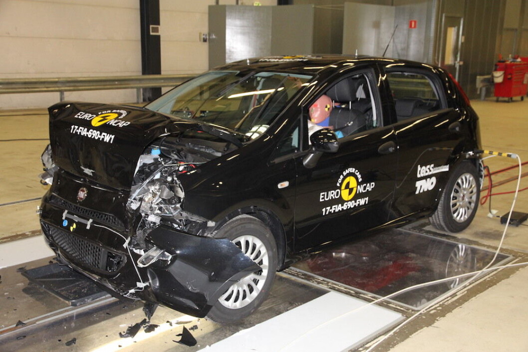 NULL STJERNER: Fiat Punto, som kom på markedet i 2005 og ikke er særlig forandret siden, har fått null stjerner i EuroNCAPs kollisjonstest. Bilen selges ikke i Norge nå. Foto: EuroNCAP NULL STJERNER: Fiat Punto, som kom på markedet i 2005 og ikke er særlig forandret siden, har fått null stjerner i EuroNCAPs kollisjonstest. Bilen selges ikke i Norge nå. Foto: EuroNCAP