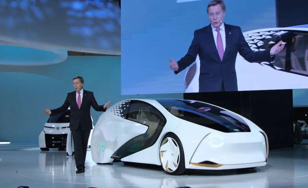 FULL ELBIL-SATSING: Med en helt ny plattform og nytt, effektivt batteri, kaster Toyota seg inn i racet om elbil-kundene. Med Concept-i viser sjefen for forskning og utvikling i Europa og USA, Didier Leroy, hva vi kan vente oss litt inn på 20-tallet. Foto: Rune Korsvoll FULL ELBIL-SATSING: Med en helt ny plattform og nytt, effektivt batteri, kaster Toyota seg inn i racet om elbil-kundene. Med Concept-i viser sjefen for forskning og utvikling i Europa og USA, Didier Leroy, hva vi kan vente oss litt inn på 20-tallet. Foto: Rune Korsvoll