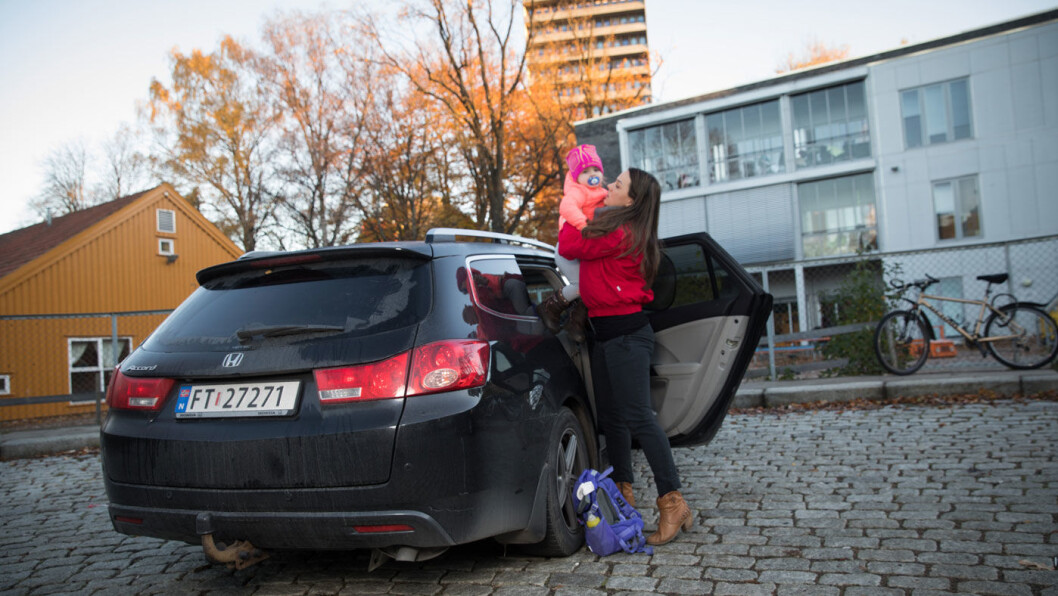 KAMPEN OM TIDEN: Adriana skal i barnehagen, mamma skal på jobb. Når kollektivtransport tar en time og bilen tar 18 minutter er valget lett – det blir bil. Selv om mamma Terese Tveit helst hadde sett at den var mer miljøvennlig. Foto: Tom Hansen KAMPEN OM TIDEN: Adriana skal i barnehagen, mamma skal på jobb. Når kollektivtransport tar en time og bilen tar 18 minutter er valget lett – det blir bil. Selv om mamma Terese Tveit helst hadde sett at den var mer miljøvennlig. Foto: Tom Hansen
