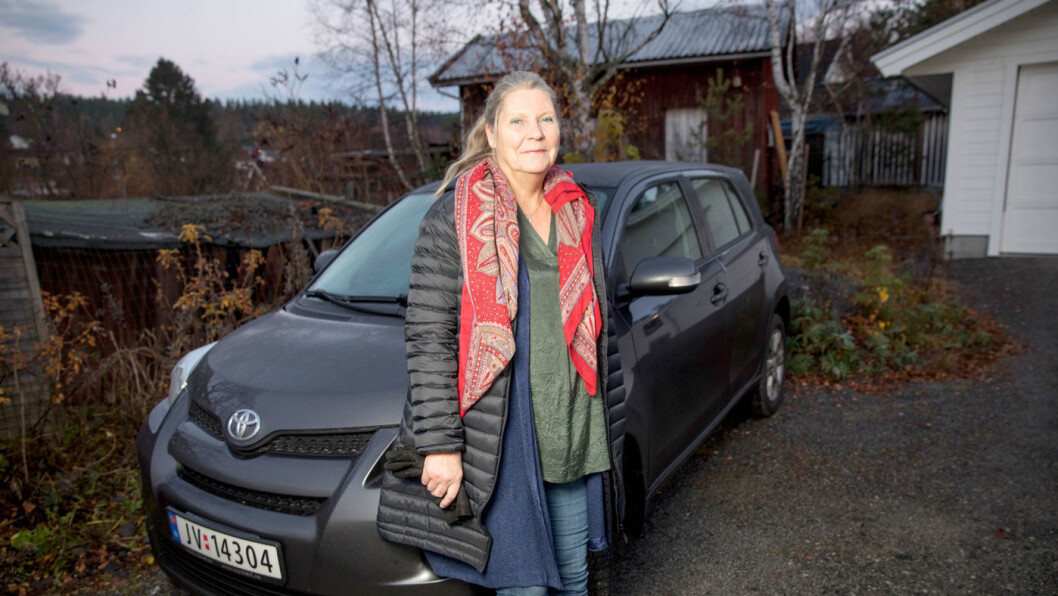 MINDRE FRIHET: Lærerjobben innebærer noen mils pendling hver dag. Det har ikke Lise Stensby noe imot, men hun misliker at det hun trodde var et miljøvennlig valg nå oppfattes som det motsatte. Foto: Tom Hansen MINDRE FRIHET: Lærerjobben innebærer noen mils pendling hver dag. Det har ikke Lise Stensby noe imot, men hun misliker at det hun trodde var et miljøvennlig valg nå oppfattes som det motsatte. Foto: Tom Hansen
