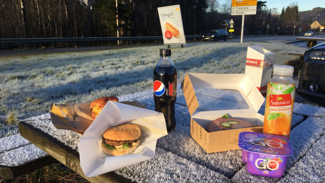 MIDDAG FOR EN HUNDRINGS: Burger og brus eller matpakke og juice? Bensinstasjonene sier de satser på sunnere mat, men pølser og burgere er fortsatt driverne. Foto: Pia Strømstad MIDDAG FOR EN HUNDRINGS: Burger og brus eller matpakke og juice? Bensinstasjonene sier de satser på sunnere mat, men pølser og burgere er fortsatt driverne. Foto: Pia Strømstad