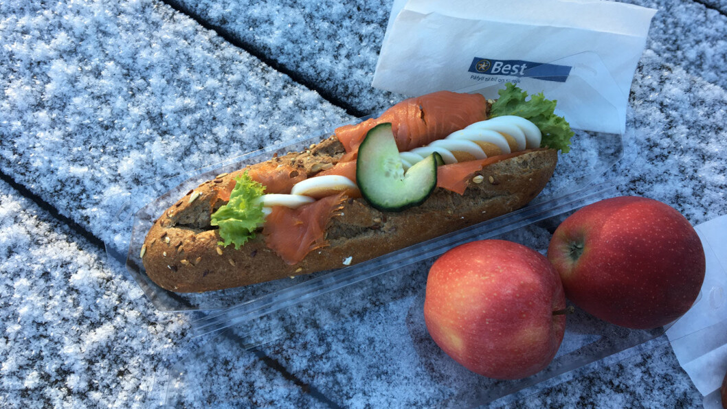 I STEDET FOR PØLSER: Grove bagetter og pakker med frukt er alternativet på bensinstasjonene til Best. Foto: Pia Strømstad I STEDET FOR PØLSER: Grove bagetter og pakker med frukt er alternativet på bensinstasjonene til Best. Foto: Pia Strømstad
