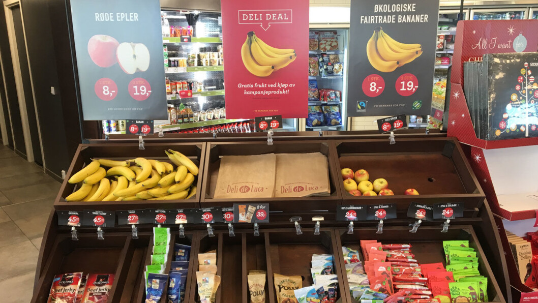 BILLIG FRUKT: På Esso er frukten gratis hvis du kjøper et kampanjeprodukt, men det er det ingen i disken som forteller oss. Foto: Pia Strømstad BILLIG FRUKT: På Esso er frukten gratis hvis du kjøper et kampanjeprodukt, men det er det ingen i disken som forteller oss. Foto: Pia Strømstad