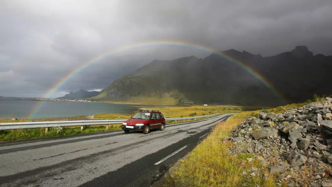 BIL PÅ LANDET: – I all overskuelig fremtid vil bilen være kjernetransporten i distriktene, mener NAF-sjef Stig Skjøstad. Her smyger en av dem under regnbuen på E10 i Lofoten.