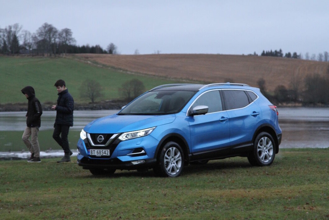 MANGLER ÉN TING: Nissan Qashqai er blitt friskere i utseendet og mer komfortabel å kjøre. Men den har ingen form for elektrifisering, noe som reduserer kundegruppen betydelig, i et norsk marked der over 50 prosent av salget er elbiler eller hybrider. Foto: Rune Korsvoll MANGLER ÉN TING: Nissan Qashqai er blitt friskere i utseendet og mer komfortabel å kjøre. Men den har ingen form for elektrifisering, noe som reduserer kundegruppen betydelig, i et norsk marked der over 50 prosent av salget er elbiler eller hybrider. Foto: Rune Korsvoll
