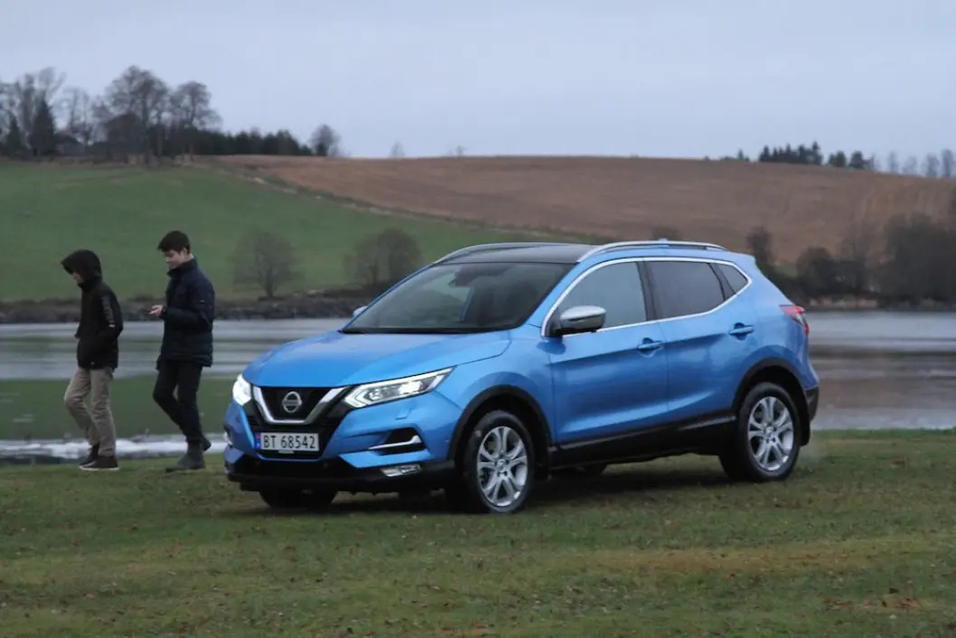MANGLER ÉN TING: Nissan Qashqai er blitt friskere i utseendet og mer komfortabel å kjøre. Men den har ingen form for elektrifisering, noe som reduserer kundegruppen betydelig, i et norsk marked der over 50 prosent av salget er elbiler eller hybrider. Foto: Rune Korsvoll MANGLER ÉN TING: Nissan Qashqai er blitt friskere i utseendet og mer komfortabel å kjøre. Men den har ingen form for elektrifisering, noe som reduserer kundegruppen betydelig, i et norsk marked der over 50 prosent av salget er elbiler eller hybrider. Foto: Rune Korsvoll