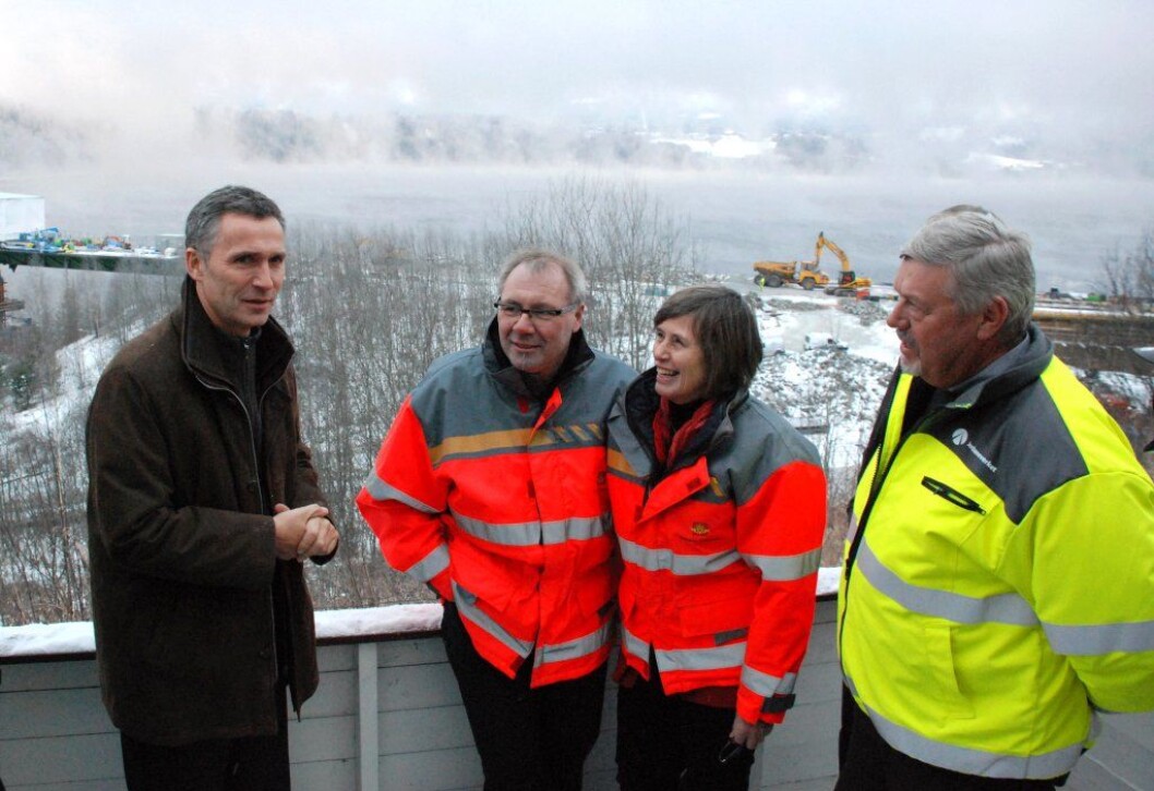 STORPROSJEKT: Daværende statsminister Jens Stoltenberg, prosjektleder Taale Stensbye, regionvegsjef Sidsel Sandelien og Jernbaneverkets prosjektleder Jan Ausland under besøk på E6-Dovrebanens infosenter på Minnesund i september 2012. Foto: Statens Vegvesen STORPROSJEKT: Daværende statsminister Jens Stoltenberg, prosjektleder Taale Stensbye, regionvegsjef Sidsel Sandelien og Jernbaneverkets prosjektleder Jan Ausland under besøk på E6-Dovrebanens infosenter på Minnesund i september 2012. Foto: Statens Vegvesen