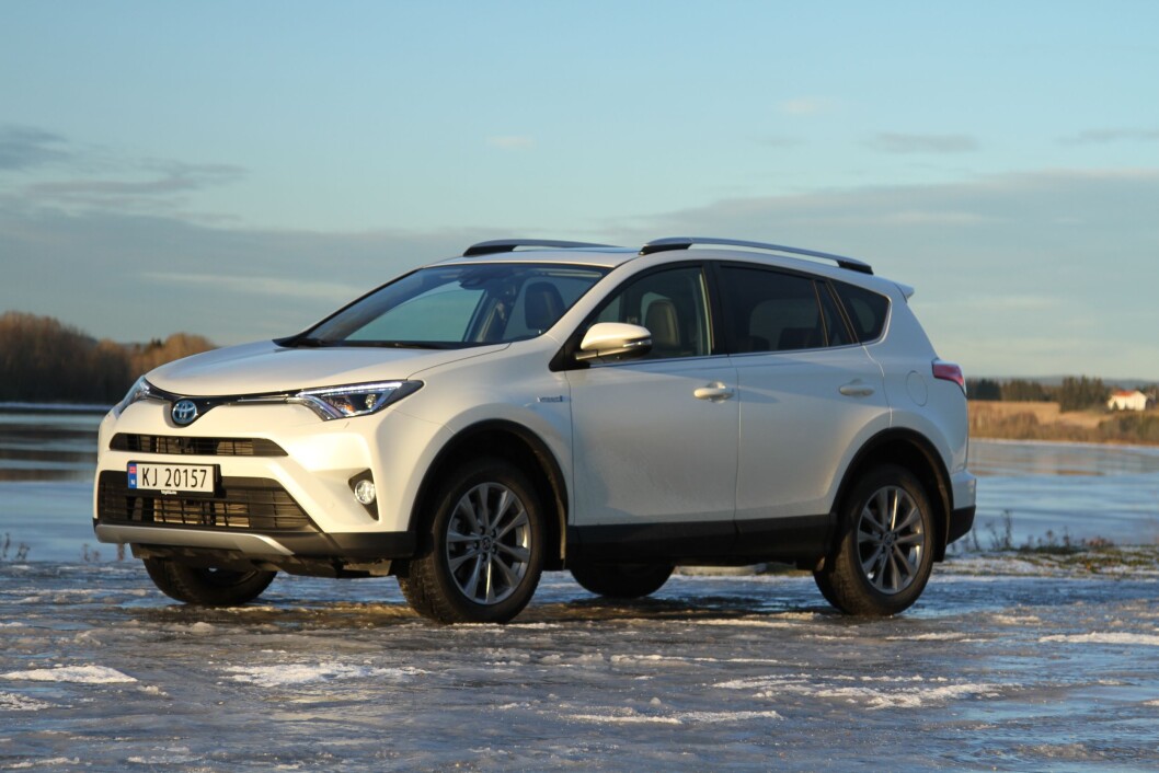 NYTT LIV: – Toyota Rav4 Hybrid er sterk og økonomisk, med en pris som gjør at andre utgaver blir uaktuelle. Foto: Rune Korsvoll NYTT LIV: – Toyota Rav4 Hybrid er sterk og økonomisk, med en pris som gjør at andre utgaver blir uaktuelle. Foto: Rune Korsvoll