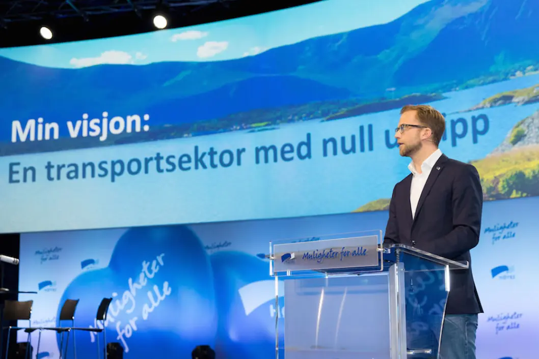 KLART FOR AVGIFT: – Det skal fortsatt lønne seg å kjøre miljøvennlig, men det er ikke bærekraftig med avgiftsfrie elbiler for alltid, sier Nikolai Astrup, som leder Stortingets finanskomité. Foto: Høyre KLART FOR AVGIFT: – Det skal fortsatt lønne seg å kjøre miljøvennlig, men det er ikke bærekraftig med avgiftsfrie elbiler for alltid, sier Nikolai Astrup, som leder Stortingets finanskomité. Foto: Høyre