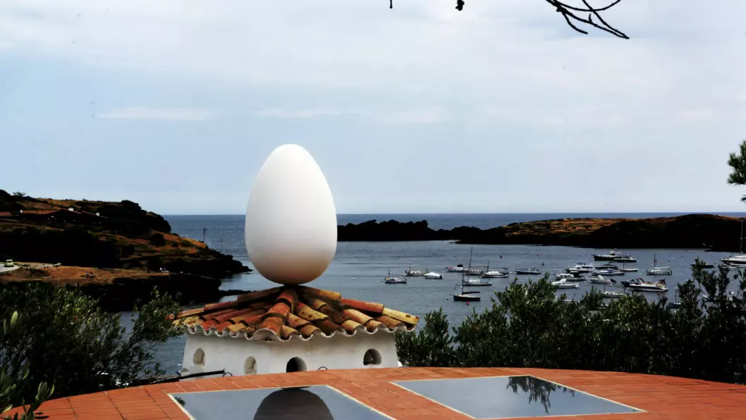 DALIS LEKEGRIND: Salvador Dalí og kona Galas hus i Port Lligat er i dag et museum og helt klart preget av kunstnerens lekenhet. 