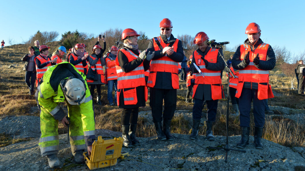 FYRTE AV: Det var sprengningsleder Åsmund Solstad som fyrte av første salve, mens (fra venstre) Solveig Ege Tengesdal, fylkesordfører i Rogaland, Tormod Våga, ordfører i Bokn kommune, statssekretær i Samferdselsdepartementet Knut Morten Johansen og regionvegsjef Helge Eidsnes så på. Foto: Øyvind Ellingsen, Statens Vegvesen FYRTE AV: Det var sprengningsleder Åsmund Solstad som fyrte av første salve, mens (fra venstre) Solveig Ege Tengesdal, fylkesordfører i Rogaland, Tormod Våga, ordfører i Bokn kommune, statssekretær i Samferdselsdepartementet Knut Morten Johansen og regionvegsjef Helge Eidsnes så på. Foto: Øyvind Ellingsen, Statens Vegvesen