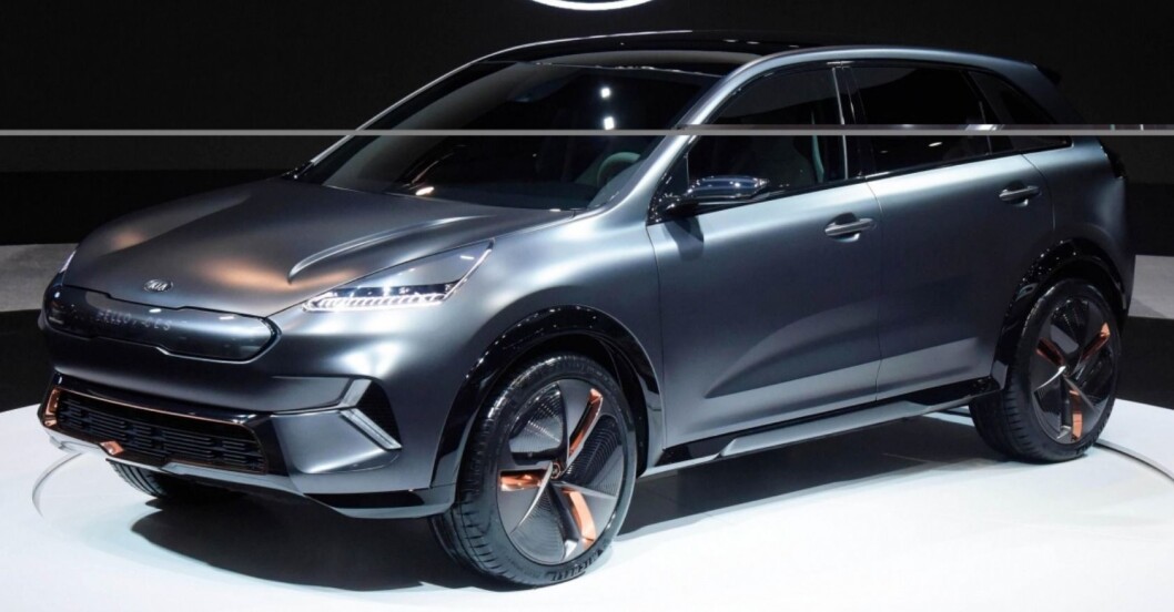 TO GODE TING: Kia Niro EV blir en kompakt SUV med elektrisk drivverk. Norske bilkjøpere elsker begge deler, så suksessen bør være sikret. Foto: Kia TO GODE TING: Kia Niro EV blir en kompakt SUV med elektrisk drivverk. Norske bilkjøpere elsker begge deler, så suksessen bør være sikret. Foto: Kia